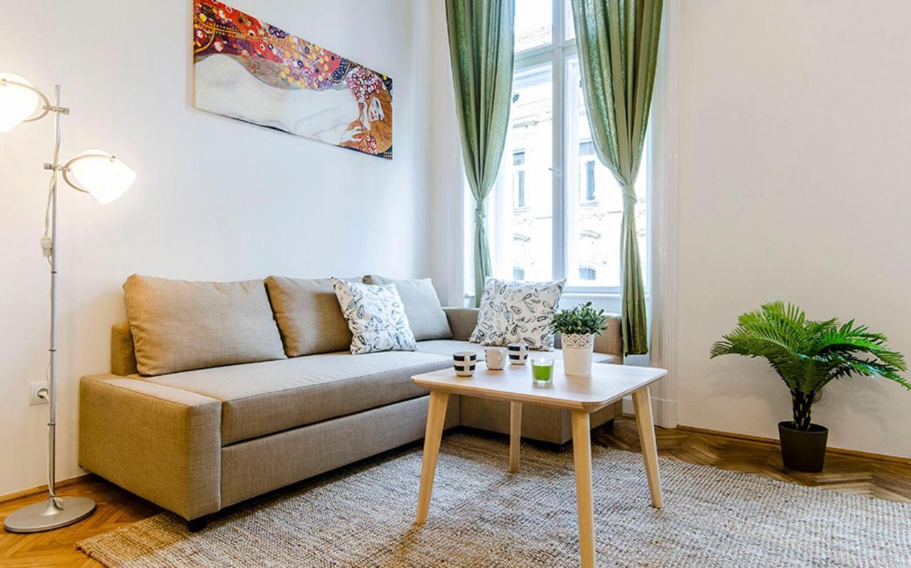 Cozy 2 Bedroom Apartment In Terez Boulevard. บูดาเปสต์ ภายนอก รูปภาพ
